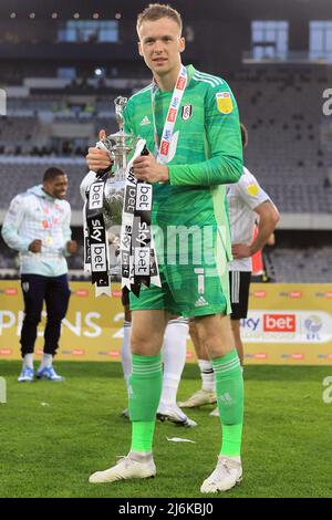 Londres, Royaume-Uni. 2nd mai 2022. Marek Rodak , le gardien de but de Fulham pose avec le trophée du championnat EFL Skybet après le match. EFL Skybet Championship Match, Fulham v Luton Town à Craven Cottage à Londres, le lundi 2nd mai 2022. Cette image ne peut être utilisée qu'à des fins éditoriales. Utilisation éditoriale uniquement, licence requise pour une utilisation commerciale. Pas d'utilisation dans les Paris, les jeux ou les publications d'un seul club/ligue/joueur. photo de Steffan Bowen/Andrew Orchard sports photographie/Alamy Live news Banque D'Images