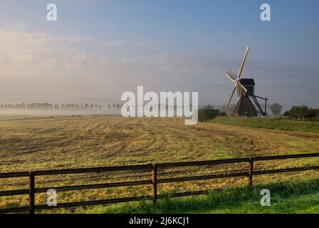 Porte devant un moulin à vent près de Bleskensgraaf Banque D'Images