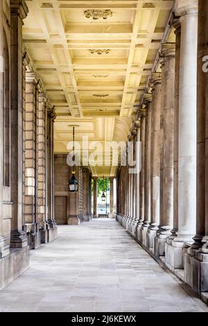 Colonnade of Queen Mary court au Old Royal Naval College, Greenwich, Londres, Royaume-Uni Banque D'Images