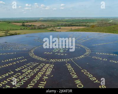 Gros plan de détail en métal gravé sur le topogramme de Burrough Hill près de Melton Mowbray avec vues à l'horizon, Leicestershire, Royaume-Uni Banque D'Images