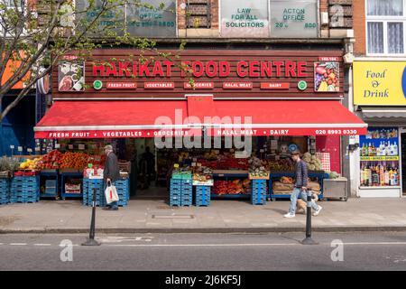 Londres - avril 2022 : une boutique indépendante de épiciers sur Acton High Street, Banque D'Images