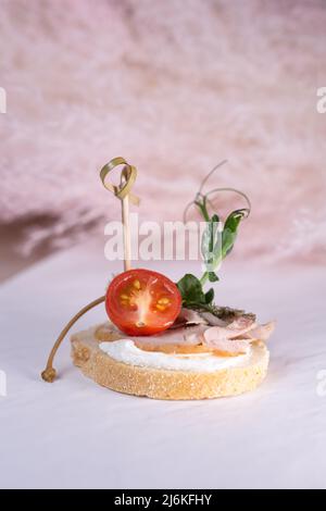 bruschetta de pain frais avec œuf, jambon, tomates et fromage Banque D'Images