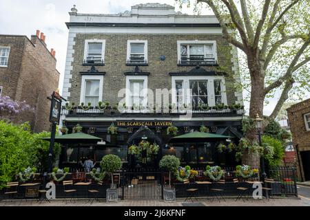 Londres, le 2022 avril : The Scarsdale Tavern, un vieux pub traditionnel à côté de High Street Kensington Banque D'Images