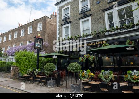 Londres, le 2022 avril : The Scarsdale Tavern, un vieux pub traditionnel à côté de High Street Kensington Banque D'Images