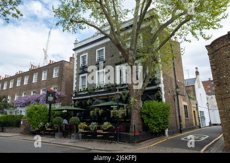 Londres, le 2022 avril : The Scarsdale Tavern, un vieux pub traditionnel à côté de High Street Kensington Banque D'Images