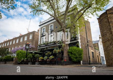 Londres, le 2022 avril : The Scarsdale Tavern, un vieux pub traditionnel à côté de High Street Kensington Banque D'Images