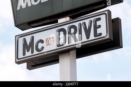 McDonalds Company McDrive drive à l'extérieur signpost logo signe poteau objet détail, gros plan, personne. MC Donalds McDonald's Drive à travers le concept de symbole Banque D'Images