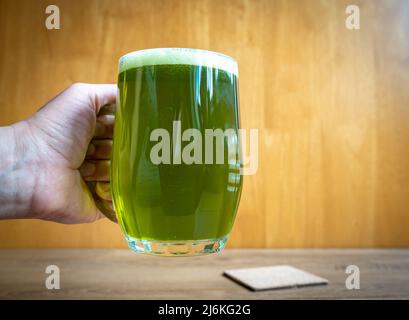 Verre fraîchement taraudé de bière verte qui est généralement bu pendant la période de pâques Banque D'Images