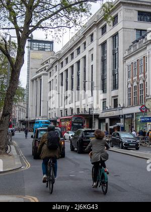 Londres, avril 2022 : Barkers Building et boutiques sur High Street Kensington. Banque D'Images