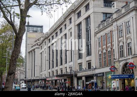 Londres, avril 2022 : Barkers Building et boutiques sur High Street Kensington. Banque D'Images