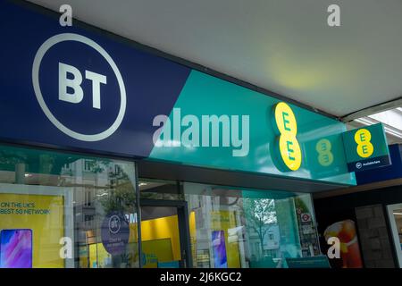 Londres - avril 2022 : succursale EE BT sur Notting Hill High Street. Un détaillant et un fournisseur de services haut débit et de téléphonie mobile Banque D'Images