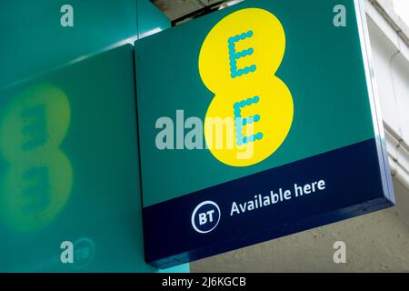 Londres - avril 2022 : succursale EE BT sur Notting Hill High Street. Un détaillant et un fournisseur de services haut débit et de téléphonie mobile Banque D'Images