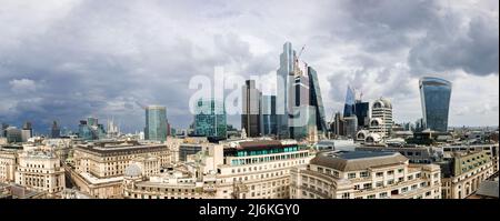 Vue panoramique vers le nord sur les quartiers financiers et d'assurance de la ville de Londres et les gratte-ciels emblématiques à l'architecture moderne avec des nuages sombres Banque D'Images
