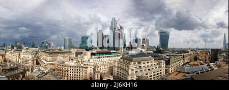 Vue panoramique vers le nord sur les quartiers financiers et d'assurance de la ville de Londres et les gratte-ciels emblématiques à l'architecture moderne avec des nuages sombres Banque D'Images