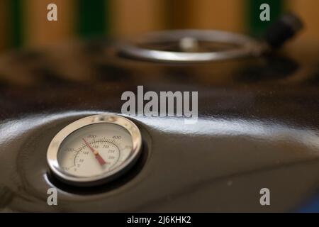 Thermomètre sur le barbecue Banque D'Images