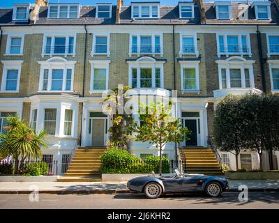 Londres - avril 2022 : une voiture de sport AC Cobra garée à l'extérieur d'une rue attrayante de maisons mitoyennes Banque D'Images