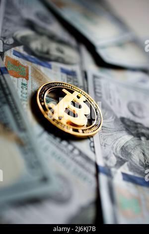 Gros plan sur les pièces de monnaie crypto-bitcoin d'or sur les billets en dollars américains. Concept de monnaie électronique décentralisée. Banque D'Images