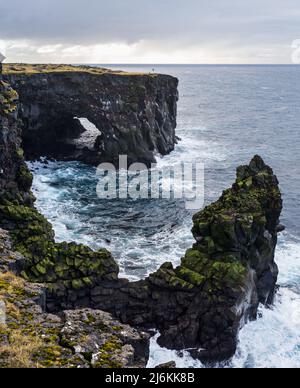 Vue pendant le voyage en voiture dans l'est de l'Islande, presqu'île de Snaefellsnes, point de vue près du phare de Svortuloft. Spectaculaire côte volcanique noire de l'océan avec Banque D'Images