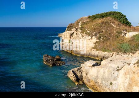 Roca Vecchia, site archéologique près de Torre di Roca Vecchia, Apulia, Italie Banque D'Images