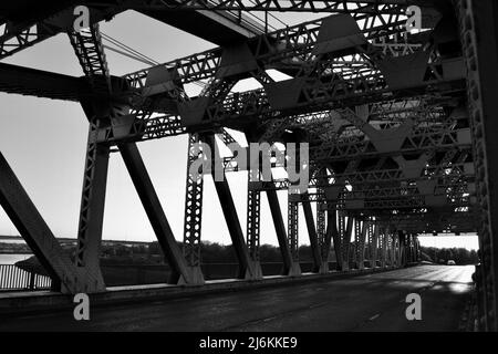 Magnifique coucher de soleil au pont Tees Newport, reliant Middlesbrough à Stockton-on-Tees au-dessus de la rivière Teesside, Royaume-Uni. Noir et blanc. Banque D'Images