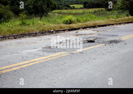 toit de l'autoroute avec asphalte défectueux et abîmé, dangereux pour la circulation Banque D'Images