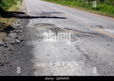 toit de l'autoroute avec asphalte défectueux et abîmé, dangereux pour la circulation Banque D'Images