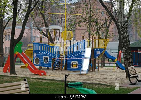 Aire de jeux vide dans le parc de la ville. Aire de jeux en forme de navire, avec toboggans et escaliers. Aire de jeux lumineuse pour les enfants dans le centre-ville. Banque D'Images