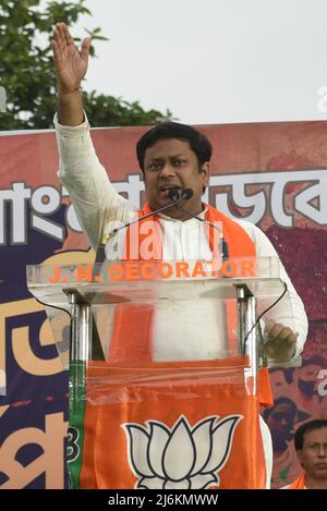 KOLKATA, INDE - 2 MAI : Sukanta Mazumdar, leader du Parti Bharatiya Janata (BJP), avec des partisans du parti lors d'un rassemblement de protestation sur les violences post-sondages au Bengale occidental après les élections de l'Assemblée l'an dernier à l'Esplanade le 2 mai 2022 à Kolkata, en Inde. (Photo de Samir Jana/Hindustan Times/Sipa USA) Banque D'Images