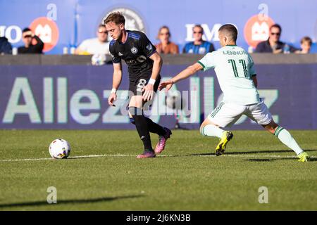 Le 30 avril 2022 : le CF MontrŽal Djordje Mihailovic (8) contrôle le ballon défendu par Atlanta United Brooks Lennon (11) lors du match MLS entre Atlanta United et CF Montréal tenu au stade Saputo à Montréal (Québec). Daniel Lea/CSM Banque D'Images