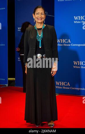 30 avril 2022, Washington, District de Columbia, Etats-Unis: Le secrétaire de l'intérieur des Etats-Unis Debra Haaland arrive pour le dîner annuel 2022 de la White House Corintimés Association à l'hôtel Hilton de Washington le samedi 30 avril 2022. C'est la première fois depuis 2019 que la WHCA tient son dîner annuel en raison de la pandémie COVID-19 (Credit image: © Rod Lamkey/CNP via ZUMA Press Wire) Banque D'Images