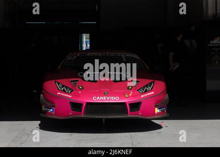 30 avril 2022. Estoril, Portugal. L'équipe de l'Oregon #63 - Lamborghini Huracan GT3 EVO MON 2022, conduit par Benjamin Hites (CHL) et Leonardo Pulcini (ITA) pendant le Round 1 de l'International GT Open © Alexandre de Sousa/Alay Live News Banque D'Images