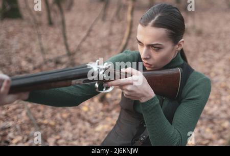 fusil de transport hunter. Tir ciblé. Chasseur féminin en forêt. Femme avec arme. Chasse réussie. Sport de chasse. Fille avec fusil. chasse chase. Boutique d'armes à feu Banque D'Images