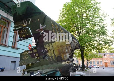 Région de Kiev, Ukraine - 02 mai 2022, fragment de queue d'un avion militaire russe SU-25, détruit par l'armée ukrainienne dans la région de Kiev. La Russie a envahi l'Ukraine le 24 février 2022, déclenchant la plus grande attaque militaire en Europe depuis la Seconde Guerre mondiale Banque D'Images