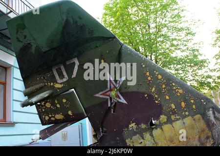 Région de Kiev, Ukraine - 02 mai 2022, fragment de queue d'un avion militaire russe SU-25, détruit par l'armée ukrainienne dans la région de Kiev. La Russie a envahi l'Ukraine le 24 février 2022, déclenchant la plus grande attaque militaire en Europe depuis la Seconde Guerre mondiale Banque D'Images