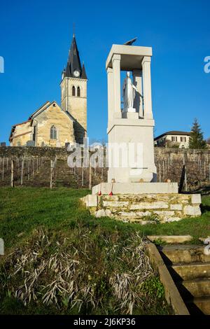 L'église Saint-Didier et la statue de la Vierge marie, à Rignat, département de l'Ain, France Banque D'Images