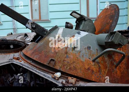 Région de Kiev, Ukraine - 02 mai 2022, Tour marquée V avec un char russe détruit, il a été détruit par l'armée ukrainienne dans la région de Kiev. La Russie a envahi l'Ukraine le 24 février 2022, déclenchant la plus grande attaque militaire en Europe depuis la Seconde Guerre mondiale Banque D'Images