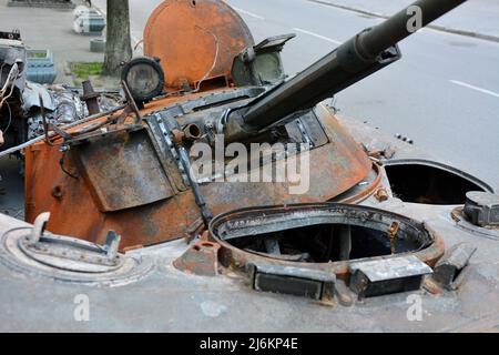 Région de Kiev, Ukraine - 02 mai 2022, Un char russe vu détruit, il a été détruit par l'armée ukrainienne dans la région de Kiev. La Russie a envahi l'Ukraine le 24 février 2022, déclenchant la plus grande attaque militaire en Europe depuis la Seconde Guerre mondiale Banque D'Images