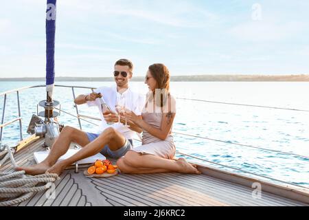 Un jeune couple heureux reposant sur un yacht Banque D'Images