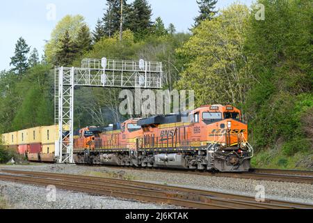 Mukilteo, WA, USA - 21 avril 2022 ; train de marchandises BNSF en direction du sud traversant Mukilteo Washington avec des conteneurs intemodal Banque D'Images