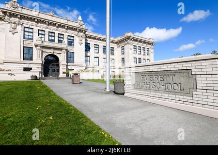 Everett, WA, États-Unis - 17 avril 2022 ; chemin menant à la porte de l'école secondaire d'Everett dans la ville du comté de Snohomish dans l'État de Washington Banque D'Images