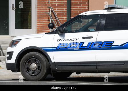 Quincy, WA, USA - 07 avril 2022 ; Quincy police car dans la ville de Grant County Washington avec texte bleu sur un véhicule blanc Banque D'Images