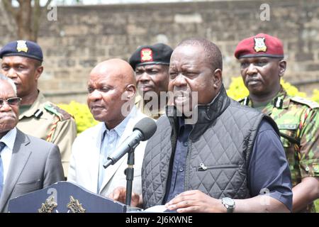 (220502) -- NAIROBI, le 2 mai 2022 (Xinhua) -- le secrétaire du Cabinet intérieur du Kenya, Fred Matiang'i (1st R, Front), prend la parole lors d'une conférence de presse à Nairobi, au Kenya, le 2 mai 2022. Le gouvernement kenyan a déclaré lundi un couvre-feu de nuit d'un mois et des opérations de sécurité dans le comté de Marsabit, dans le nord du pays, afin de renforcer l'exercice de désarmement de sécurité au-dessus de l'insécurité croissante. (Photo d'Allan Mutiso/Xinhua) Banque D'Images