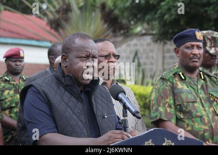 (220502) -- NAIROBI, le 2 mai 2022 (Xinhua) -- le secrétaire du Cabinet intérieur du Kenya, Fred Matiang'i (Front), prend la parole lors d'une conférence de presse à Nairobi, au Kenya, le 2 mai 2022. Le gouvernement kenyan a déclaré lundi un couvre-feu de nuit d'un mois et des opérations de sécurité dans le comté de Marsabit, dans le nord du pays, afin de renforcer l'exercice de désarmement de sécurité au-dessus de l'insécurité croissante. (Photo d'Allan Mutiso/Xinhua) Banque D'Images