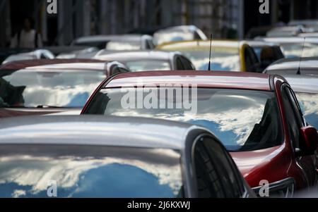 Bucarest, Roumanie - 11 août 2021 : voitures en circulation à l'heure de pointe sur un boulevard de Bucarest. Banque D'Images