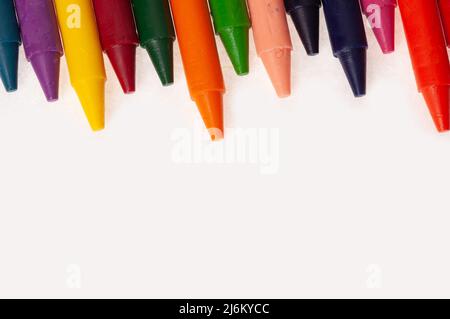 Crayons multicolores, non enveloppés, sans emballage, isolés sur du blanc avec espace de copie. Idéal pour les pages Web, l'arrière-plan de la signalisation, les prospectus et plus encore. Banque D'Images