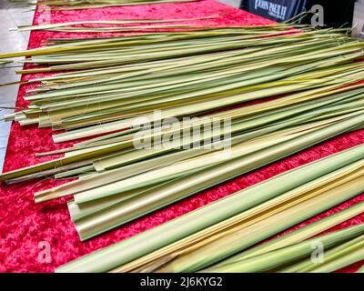 Feuilles de palmier disposées sur une table pendant le service du dimanche chrétien. Banque D'Images