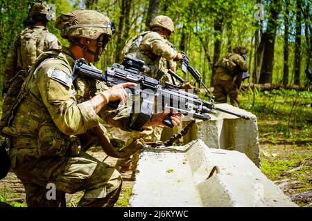 Les aigles hurlant du 1st Bataillon, 506th Infantry Regiment 'Red Currahee', 1st Brigade combat Team 'Bastogne', 101st Airborne Division (Air Assault) ont mené des exercices d'incendie en direct de peloton pendant l'opération Aigle létal, fort Campbell, Ky. Les exercices de feu réel ont incorporé des éléments de leur peloton de mortier, des sapeurs du 326th Brigade Engineer Battalion et des observateurs avant du 2nd Bataillon, 32nd Field Artillery Regiment. Banque D'Images