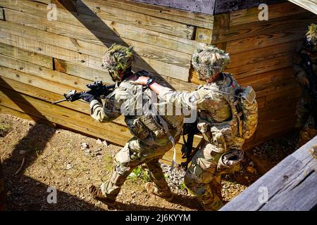 Les aigles hurlant du 1st Bataillon, 506th Infantry Regiment 'Red Currahee', 1st Brigade combat Team 'Bastogne', 101st Airborne Division (Air Assault) ont mené des exercices d'incendie en direct de peloton pendant l'opération Aigle létal, fort Campbell, Ky. Les exercices de feu réel ont incorporé des éléments de leur peloton de mortier, des sapeurs du 326th Brigade Engineer Battalion et des observateurs avant du 2nd Bataillon, 32nd Field Artillery Regiment. Banque D'Images