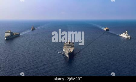 Whitney (LCC 20), frégate de la marine italienne Carlo Bergamini (F 590), destroyer à missile guidé USS Gonzalez (DDG 66), navire de transport rapide expéditionnaire USNS Choctaw County (T-EPF 2) et British Royal flotte Auxiliary RFA Lyme Bay (L 3007) naviguent en formation dans le golfe d'Aden, mai 1. Carlo Bergamini, le navire amiral de la Force opérationnelle interarmées de l'Union européenne (CTF) 465, a opéré en coopération avec les autres navires du CTF 153, une force opérationnelle combinée des Forces maritimes axée sur la sécurité maritime et le renforcement des capacités dans la mer Rouge, Bab al-Mandeb et le golfe d'Aden. (É.-U. Photo de la marine par Naval ai Banque D'Images