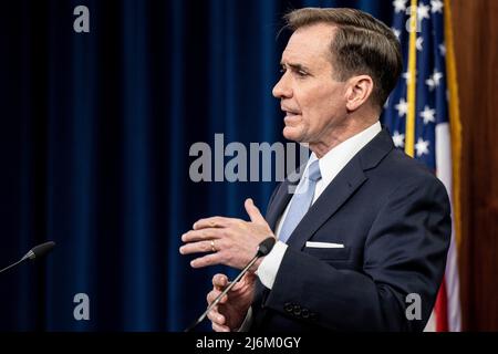 Le secrétaire de presse du Pentagone, John F. Kirby, tient un exposé de presse, le Pentagone, Washington, D.C., le 2 mai, 2022. (Photo DoD par U.S. Air Force Tech. Sgt. Ponceuses à cric) Banque D'Images